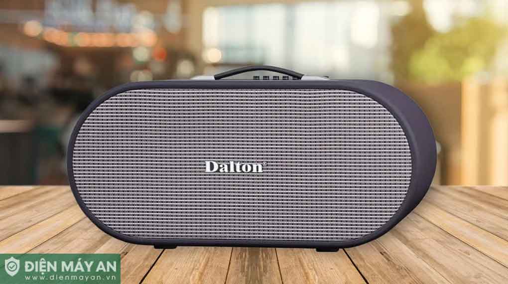 Loa Bluetooth Dalton màu đen xám đặt trên bàn gỗ trong không gian phòng sáng